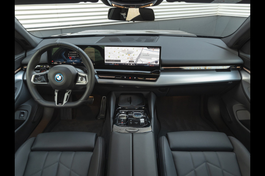 BMW 5 Serie Touring 530e M-Sport - Pano - Trekhaak - Driving Assistant Plus - Harman Kardon