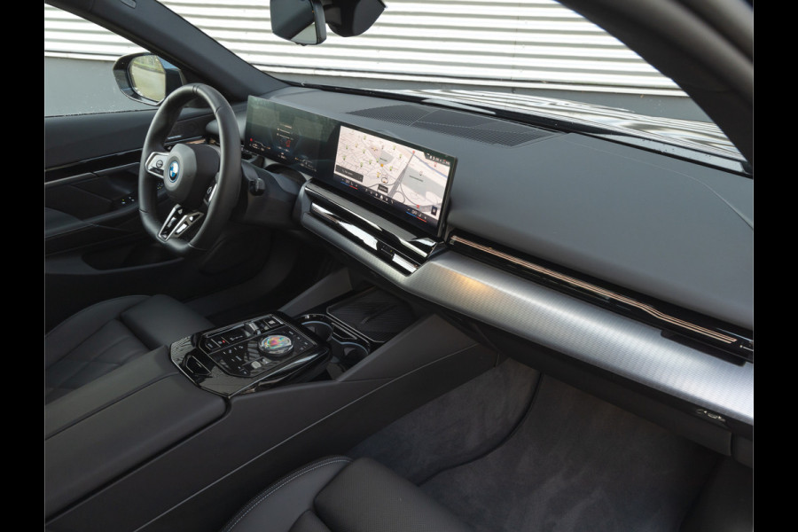 BMW 5 Serie Touring 530e M-Sport - Pano - Trekhaak - Driving Assistant Plus - Harman Kardon