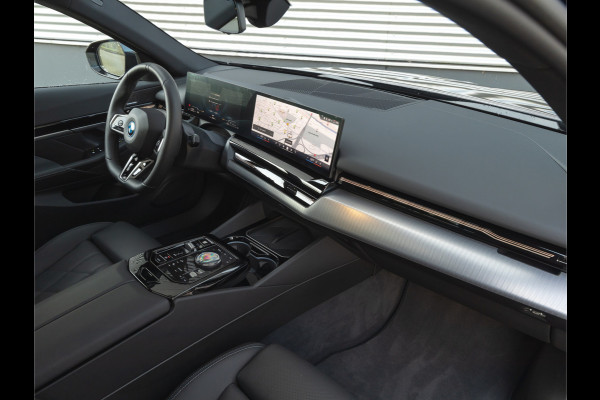 BMW 5 Serie Touring 530e M-Sport - Pano - Trekhaak - Driving Assistant Plus - Harman Kardon