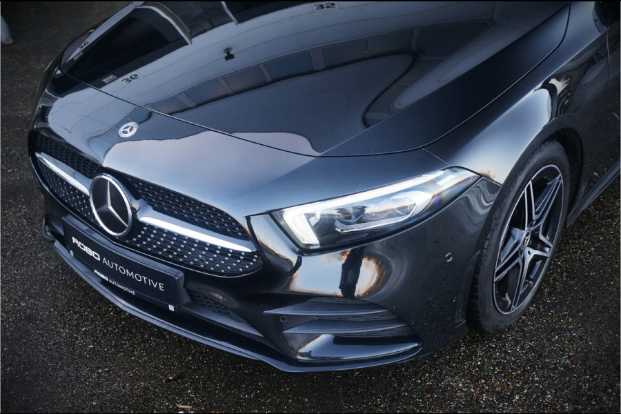 Mercedes-Benz A-Klasse 250 Premium Plus | Panoramadak | Burmester | Stoelverwarming | Camera | Head-Up Display | Apple Carplay | Ambiance Verlichting | Night Pakket | Keyless |