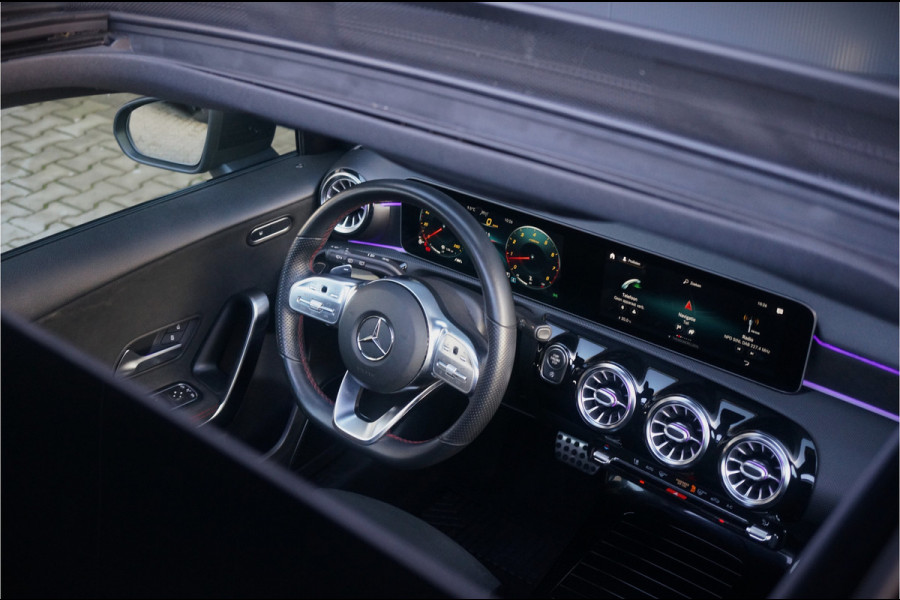 Mercedes-Benz A-Klasse 250 Premium Plus | Panoramadak | Burmester | Stoelverwarming | Camera | Head-Up Display | Apple Carplay | Ambiance Verlichting | Night Pakket | Keyless |