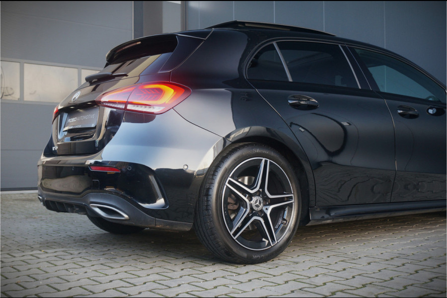 Mercedes-Benz A-Klasse 250 Premium Plus | Panoramadak | Burmester | Stoelverwarming | Camera | Head-Up Display | Apple Carplay | Ambiance Verlichting | Night Pakket | Keyless |