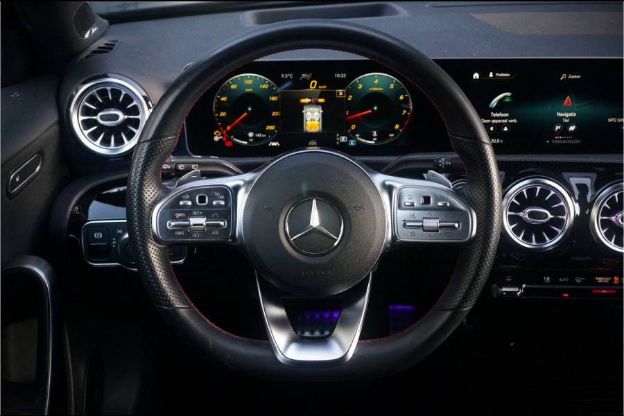 Mercedes-Benz A-Klasse 250 Premium Plus | Panoramadak | Burmester | Stoelverwarming | Camera | Head-Up Display | Apple Carplay | Ambiance Verlichting | Night Pakket | Keyless |