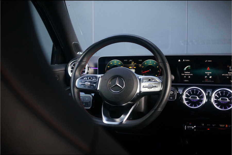 Mercedes-Benz A-Klasse 250 Premium Plus | Panoramadak | Burmester | Stoelverwarming | Camera | Head-Up Display | Apple Carplay | Ambiance Verlichting | Night Pakket | Keyless |