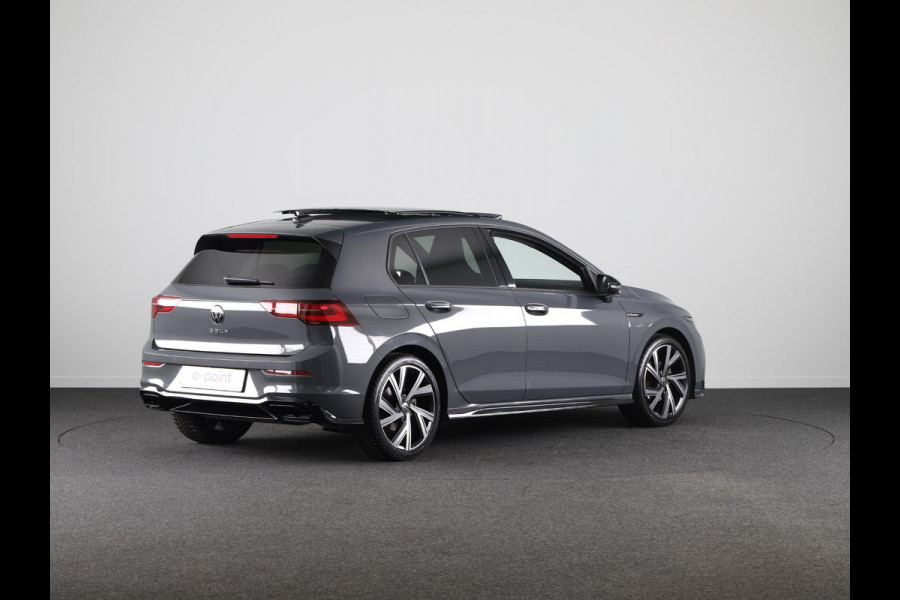 Volkswagen Golf 1.5 eTSI R-Line Business 150 pk Automaat (DSG) | Navigatie | Panoramadak | Parkeersensoren | Stoelverwarming | Matrix LED koplampen | Black Style pakket |