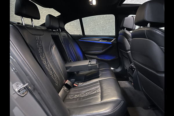 BMW 5 Serie 530i M-Sport | Schuifdak | ACC | Laser-LED | Leder Individual | Memory | Origineel NL | Comfortstoelen | Trekhaak | Keyless-Entry | 19'' | Sfeerverlichting | Autom. Achterklep | Camera | Stoelverwarming | Draadloos Laden | Carplay |