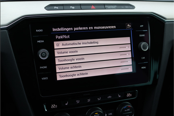 Volkswagen Passat Variant 2.0 TSI R-Line Highline Aut6 | Adaptieve Cruise Control | Trekhaak | Standkachel | Verwarmd Stuurwiel | Elek. Stoelverstelling | Stoelverwarming | Apple Carplay/Android Auto |