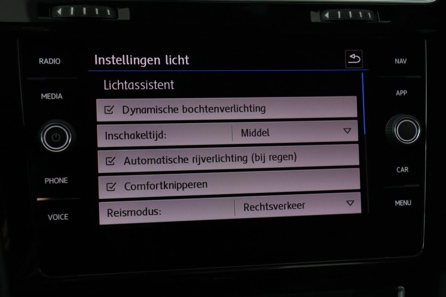 Volkswagen Golf 1.5 TSI R-Line | Panoramadak | LED Plus | Keyless | Carplay | Adaptive cruise | Navigatie | Active Info | Climate control