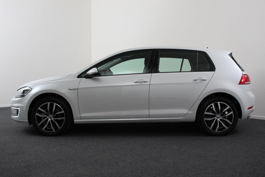 Volkswagen e-Golf E-Golf Automaat 136pk | Navigatie | Climate Control | Cruise control adaptief | Parkeer sensoren | Lichtmetalen Velgen 17" |