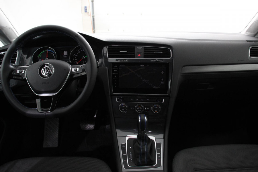 Volkswagen e-Golf E-Golf Automaat 136pk | Navigatie | Climate Control | Cruise control adaptief | Parkeer sensoren | Lichtmetalen Velgen 17" |