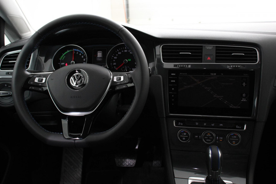 Volkswagen e-Golf E-Golf Automaat 136pk | Navigatie | Climate Control | Cruise control adaptief | Parkeer sensoren | Lichtmetalen Velgen 17" |