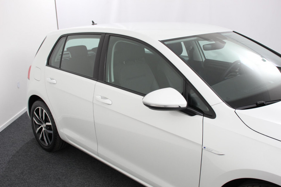 Volkswagen e-Golf E-Golf Automaat 136pk | Navigatie | Climate Control | Cruise control adaptief | Parkeer sensoren | Lichtmetalen Velgen 17" |