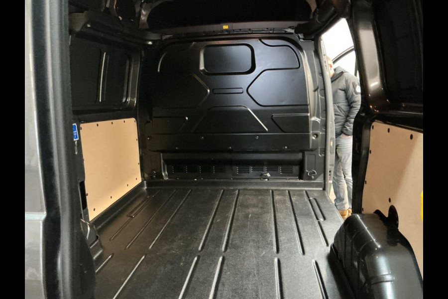 Ford Transit Custom 280 2.0 TDCI L1H2 Trend | Verhoogd dak | Bijna nieuwstaat | Scherm met Carplay/Android Auto | Acheruitrijcamera | Afstand laadvloer tot dak is circa 1,78 M (1.778mm), 37,2 CM hoger dan H1 versie (vanuit binnen gemeten)