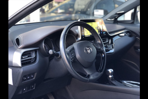 Toyota C-HR 1.8 Hybrid Premium | JBL, Navigatie, Blind Spot, Stoel + Stuurverwarming, Parkeersensoren, Half leer, Zeer compleet!