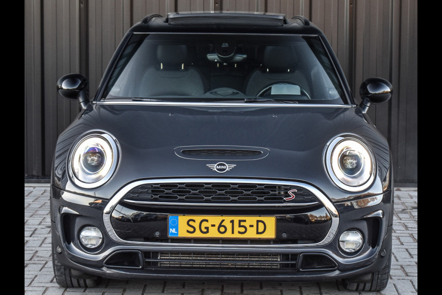 MINI Clubman 2.0 Cooper S CHILI SERIOUS BUSINESS | NL-AUTO | PANORAMADAK | HEAD-UP | HARMAN/KARDON | CAMERA | TREKHAAK | LEDER | SPORTSTOELEN