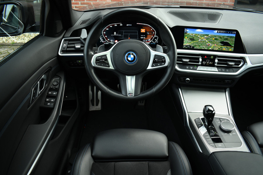 BMW 3-serie 330e xDrive M-Sport Pano HUD Camera 19inch