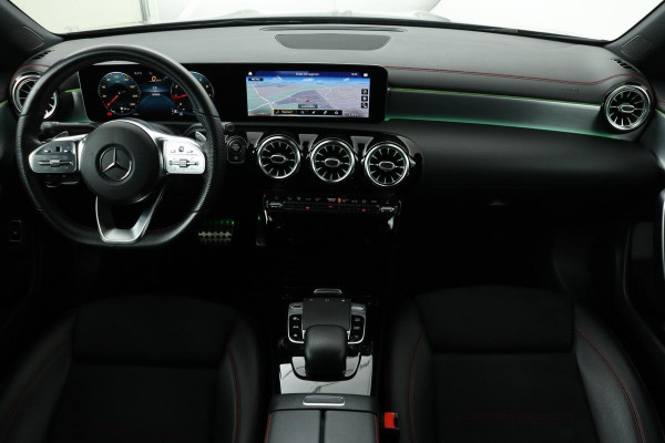 Mercedes-Benz CLA-Klasse 180 AMG | Panoramadak | Stoelverwarming | Camera | Sfeerverlichting | Half leder | Navigatie | Full LED | Climate control