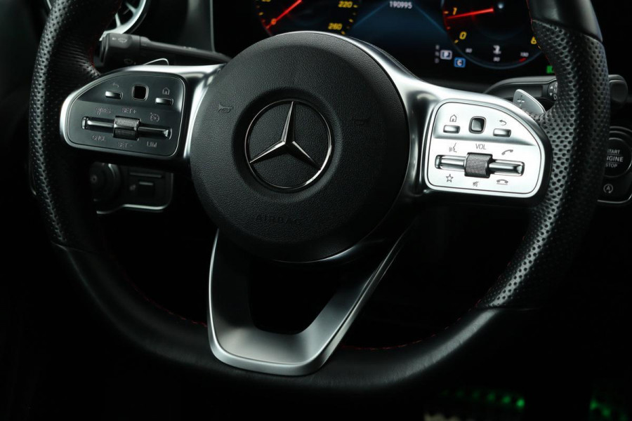 Mercedes-Benz CLA-Klasse 180 AMG | Panoramadak | Stoelverwarming | Camera | Sfeerverlichting | Half leder | Navigatie | Full LED | Climate control