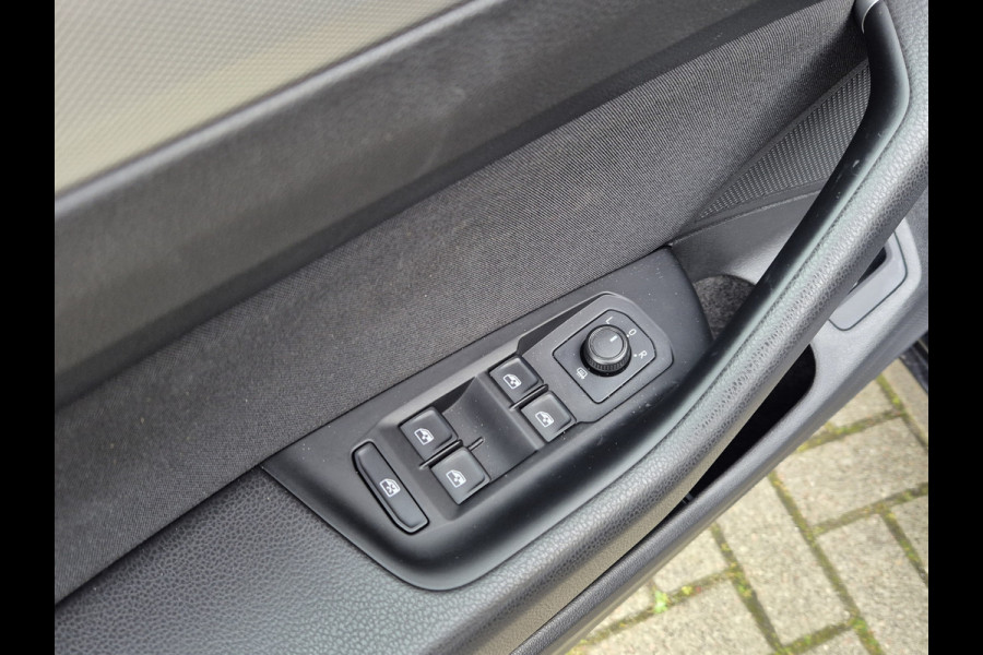 Volkswagen Passat Variant 1.5 TSI Comfortline Business Automaat | Navigatie | Clima