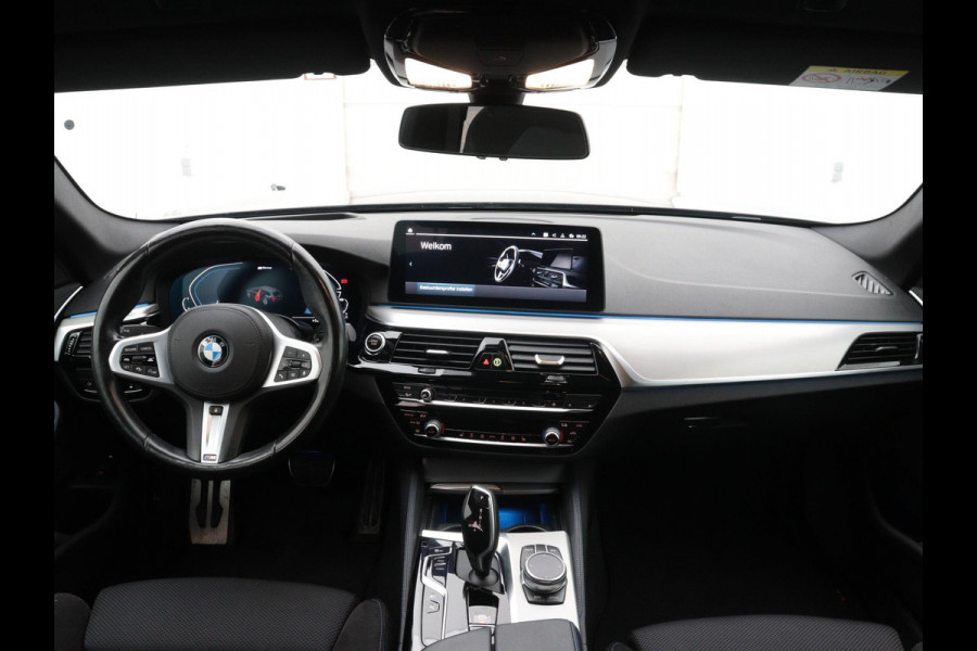 BMW 5 Serie Touring 530e Plug-In Hybrid M-Sport BLACK-LINE CAMERA CARPLAY TREKHAAK AD-CRUISE