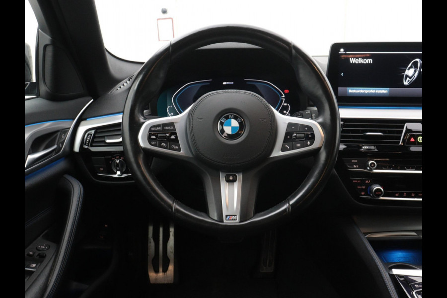 BMW 5 Serie Touring 530e Plug-In Hybrid M-Sport BLACK-LINE CAMERA CARPLAY TREKHAAK AD-CRUISE