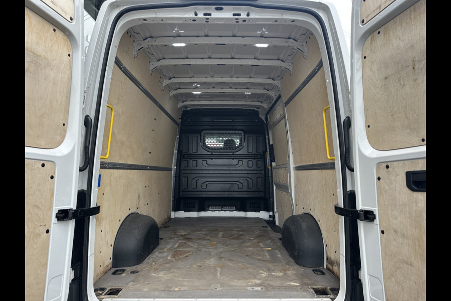 Volkswagen Crafter 35 2.0 TDI L3H3 Comfortline | Navi | Carplay | Stoelverw. | 3T trekhaak | PDC