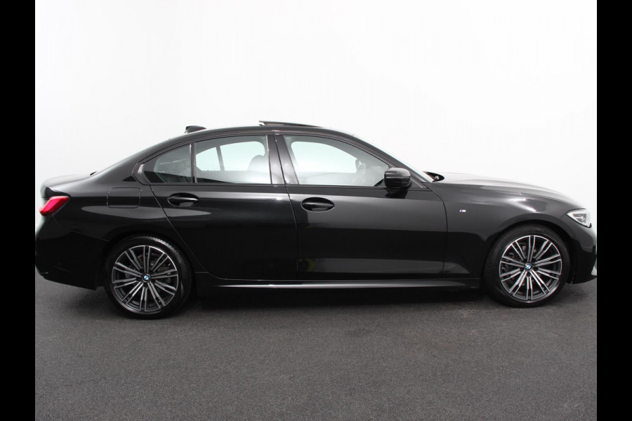 BMW 3 Serie 318i High Executive Edition M Sport | Panorama dak | Full LED | Sfeerverlichting | Climate control |  Navigatie | Carplay/Android Auto | Cruise Control | LM Velgen 18" | PDC VA | Camera