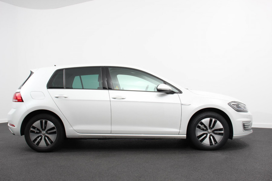 Volkswagen e-Golf e-Golf | Navigatie | Climate Control | Warmtepomp | Parkeersensoren V+A | Privacy Glass |