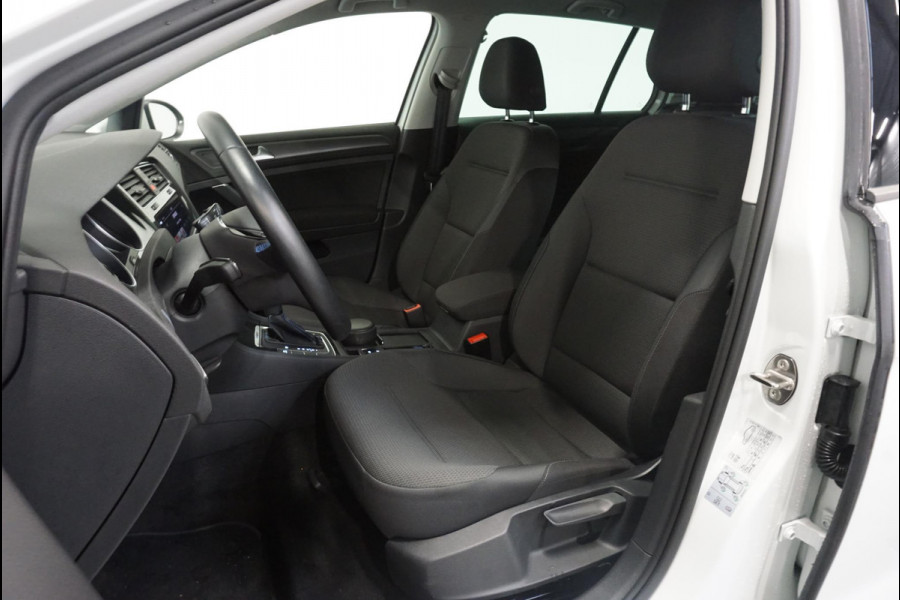 Volkswagen e-Golf e-Golf | Navigatie | Climate Control | Warmtepomp | Parkeersensoren V+A | Privacy Glass |