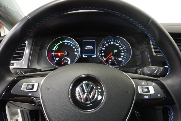 Volkswagen e-Golf e-Golf | Navigatie | Climate Control | Warmtepomp | Parkeersensoren V+A | Privacy Glass |