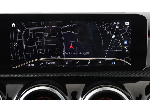 Mercedes-Benz A-Klasse 200 Business Solution Automaat (PANORAMADAK, NAVIGATIE, PDC, CRUISE, STOELV, NL-AUTO, GOED ONDERHOUDEN)