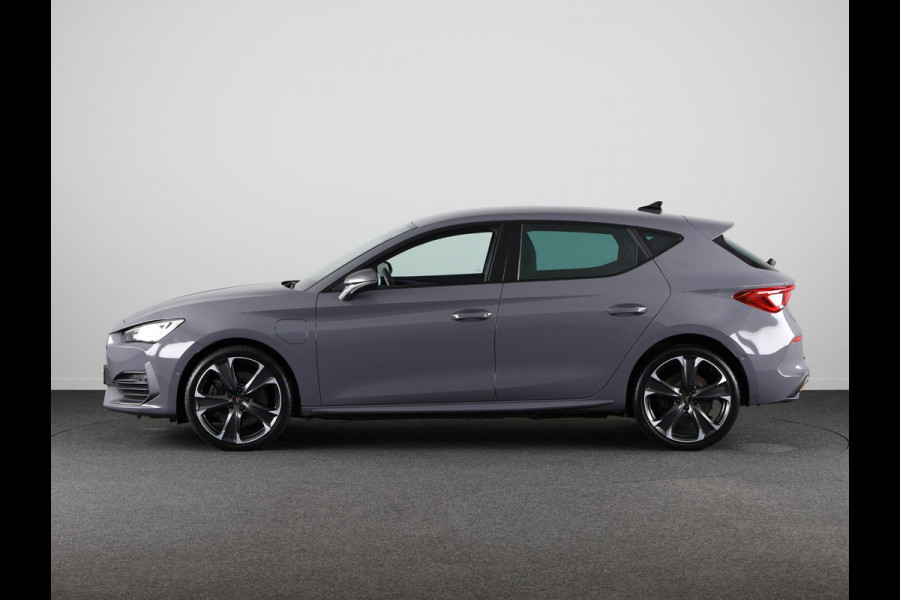 CUPRA Leon 1.4 e-Hybrid VZ Adrenaline 245 pk Automaat (DSG) | Navigatie | Parkeersensoren (Park assist) | Achteruitrijcamera | Adaptieve cruise control | Stoelverwarming |