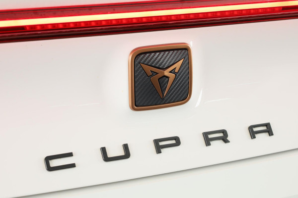 CUPRA Leon 1.4 e-Hybrid Essential 204 pk Automaat (DSG) | Navigatie | Parkeersensoren achter | Adaptieve cruise control | Autom. airco (3 zones) | Full-LED koplampen |