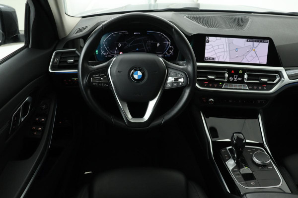 BMW 3-serie 330e Sport Line | Trekhaak | Stoelverwarming | Sportstoelen | Live Cockpit | Sfeerverlichting | Carplay | Half leder | Climate control