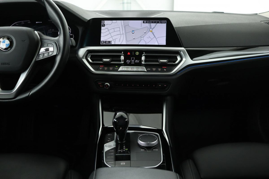 BMW 3-serie 330e Sport Line | Trekhaak | Stoelverwarming | Sportstoelen | Live Cockpit | Sfeerverlichting | Carplay | Half leder | Climate control