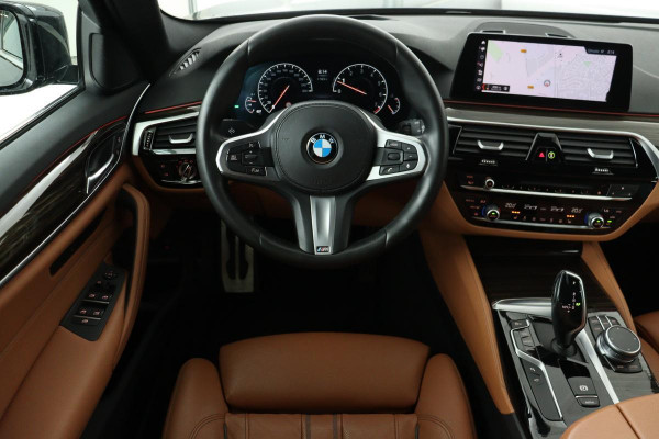 BMW 5 Serie 520i M-Sport | Panoramadak | Head-Up | 360 camera | Leder | Stoelverwarming | Sfeerverlichting | Memory | Sportstoelen