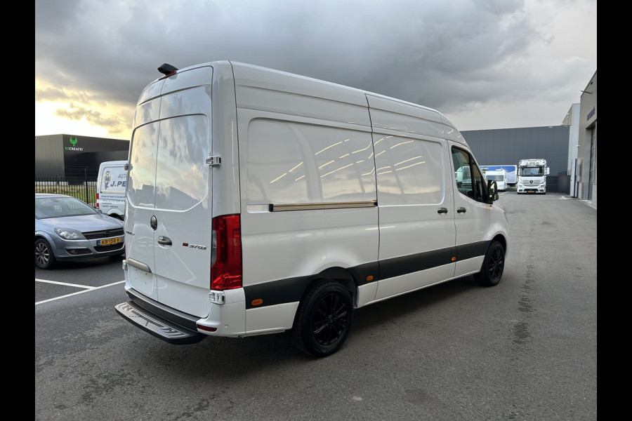 Mercedes-Benz Sprinter 317 CDI L2 H2 MBUX / Navigatie / Camera / Parkeersensoren / Cruise control / Airco / 270 Graden achterdeuren