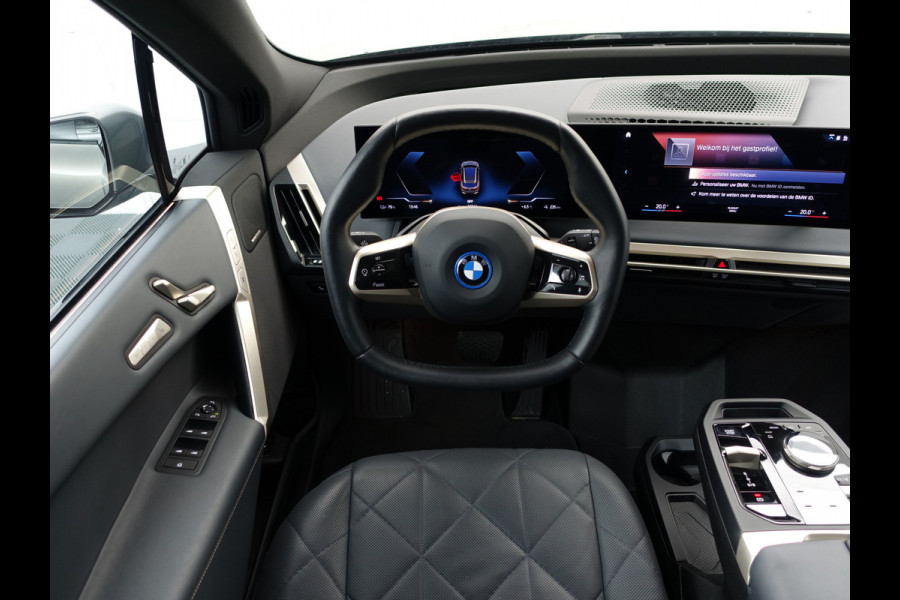 BMW iX xDrive40 Excellence 77 kWh M Gold Edition- (stoelmassage,harman kardon,3D camera,stoelventilatie)