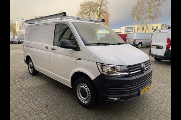 Volkswagen Transporter 2.0 TDI 102pk L1H1 Comfortline / vaste prijs rijklaar € 16.950 ex btw / lease vanaf € 311 / airco / cruise / imperial / bijrijdersbank / trekhaak / pdc achter / laadruimte beveiliging !