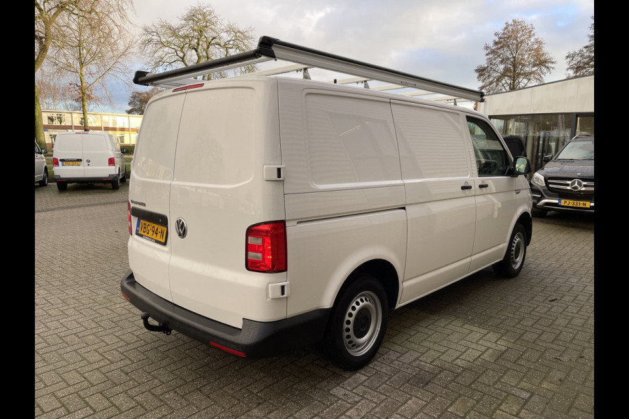 Volkswagen Transporter 2.0 TDI 102pk L1H1 Comfortline / vaste prijs rijklaar € 16.950 ex btw / lease vanaf € 311 / airco / cruise / imperial / bijrijdersbank / trekhaak / pdc achter / laadruimte beveiliging !