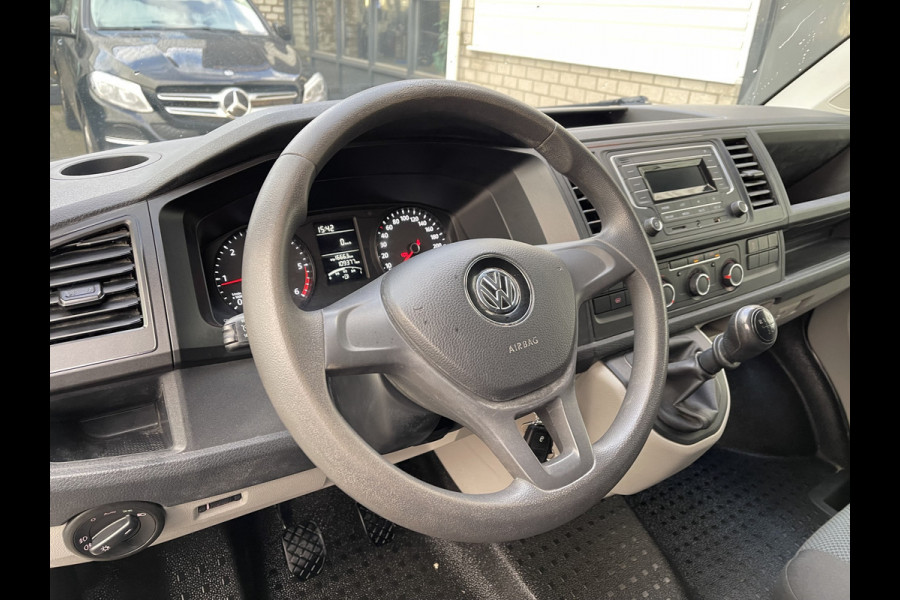 Volkswagen Transporter 2.0 TDI 102pk L1H1 Comfortline / vaste prijs rijklaar € 16.950 ex btw / lease vanaf € 311 / airco / cruise / imperial / bijrijdersbank / trekhaak / pdc achter / laadruimte beveiliging !