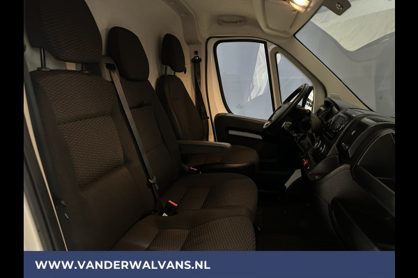 Peugeot Boxer 2.2BlueHDi 140pk **BPM VRIJ voor de Ondernemer** L2H2 Euro6 Airco | Camera | Navigatie | 2500kg Trekhaak Cruisecontrol, Parkeersensoren, Bijrijdersbank