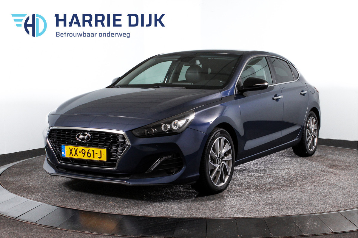 Hyundai i30 Fastback 1.0 T-GDI 120 PK Premium | Cruise | Camera | PDC | NAV + App. Connect | ECC | Afn. Trekhaak | LM 17" |