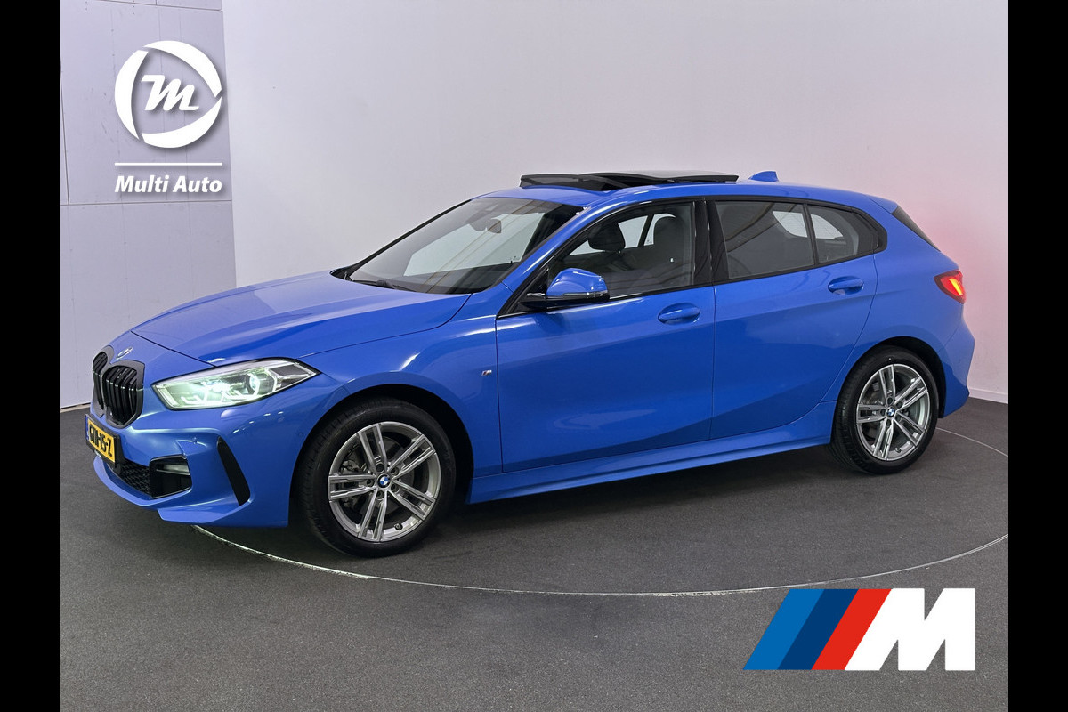 BMW 1-serie 118i M Sport Dealer O.H Misanoblauw Metallic | Panodak | Keyless | Trekhaak Afn | Camera | Apple Carplay | Sfeerverlichting | Sportstoelen Verwarmd | Navi Pro |