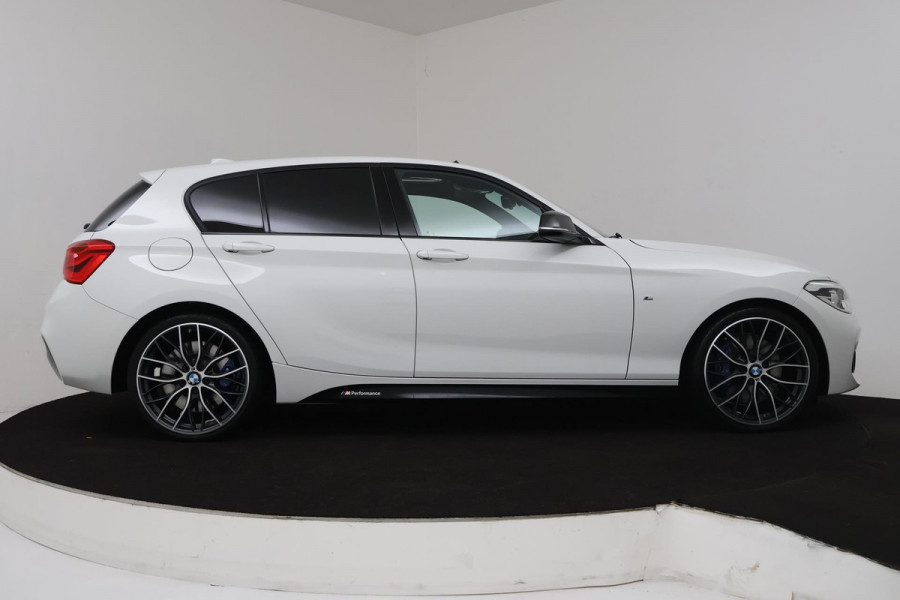 BMW 1-serie 118i High Executive M-Pakket (PERFORMANCE UITVOERING, PANORAMADAK, ADAPTIVE CRUISE, COMPLEET DEALER ONDERHOUDEN)