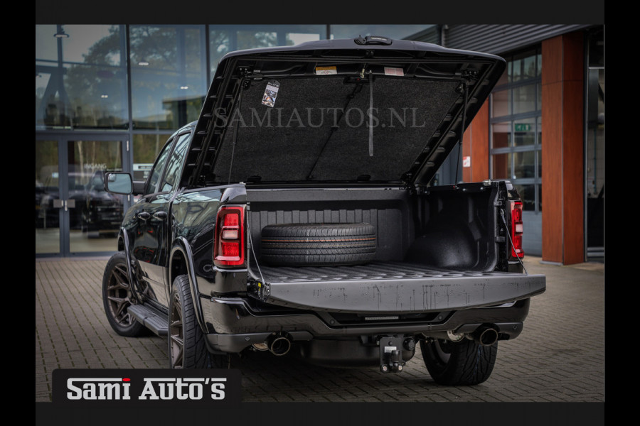 Dodge Ram 2025 LARAMIE NIGHT | 14,4 SCHERM + 10.2 INCH PASSENGER SCREEN | HURRICANE 420PK 636 Nm | PRIJS MET LPG EN COVER EN GARANTIE | DUBBELE CABINE | PICK UP | 5 PERSOONS | DC | GRIJSKENTEKEN | VOORAAD 2220 - 5039