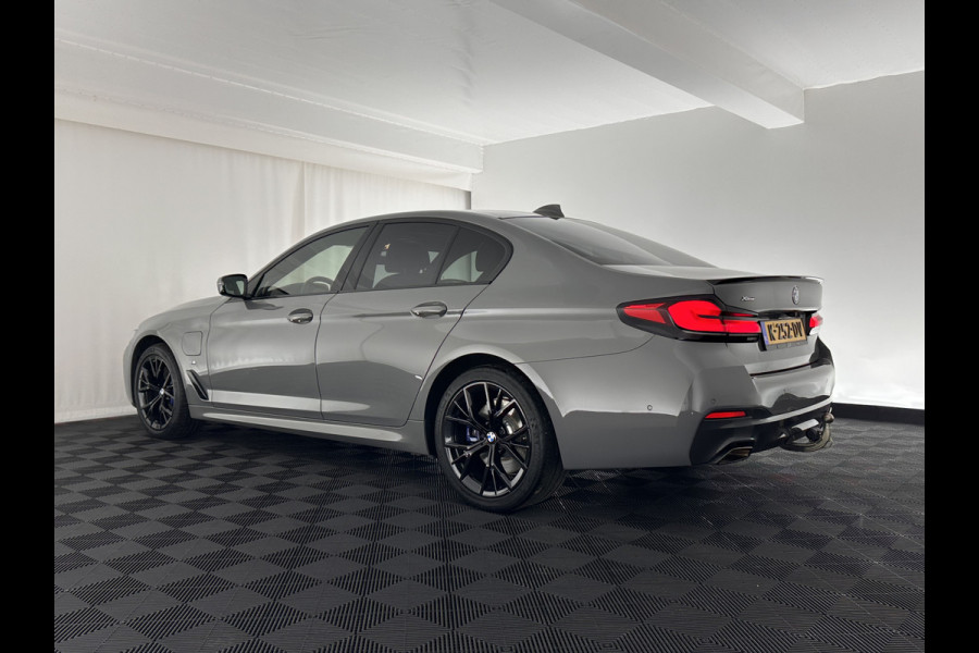 BMW 5 Serie 545e xDrive High Executive Edition M-Sportpack (INCL-BTW) Aut. *PANO | LASER-LED | HEAD-UP | ADAPT.CRUISE | FULL-LEATHER | SURROUND-VIEW | MEMORY-PACK | HARMAN/KARDON-AUDIO | DIGI-COCKPIT | COMFORT-SEATS | DAB+ | KEYLESS | 19"ALU*