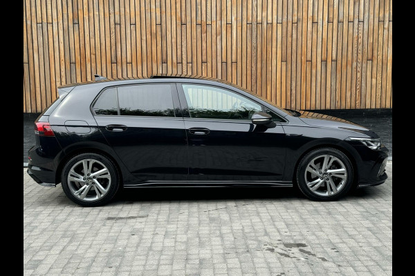 Volkswagen Golf 1.5 eTSI R-Line Automaat | Pano | LED | Parkeesensoren voor en achter | Sfeerverlichting | Alcantara/Leer | Stuur en stoelverwar