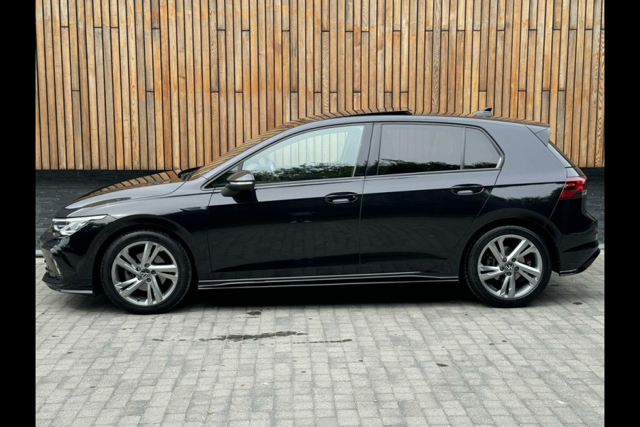 Volkswagen Golf 1.5 eTSI R-Line Automaat | Pano | LED | Parkeesensoren voor en achter | Sfeerverlichting | Alcantara/Leer | Stuur en stoelverwar