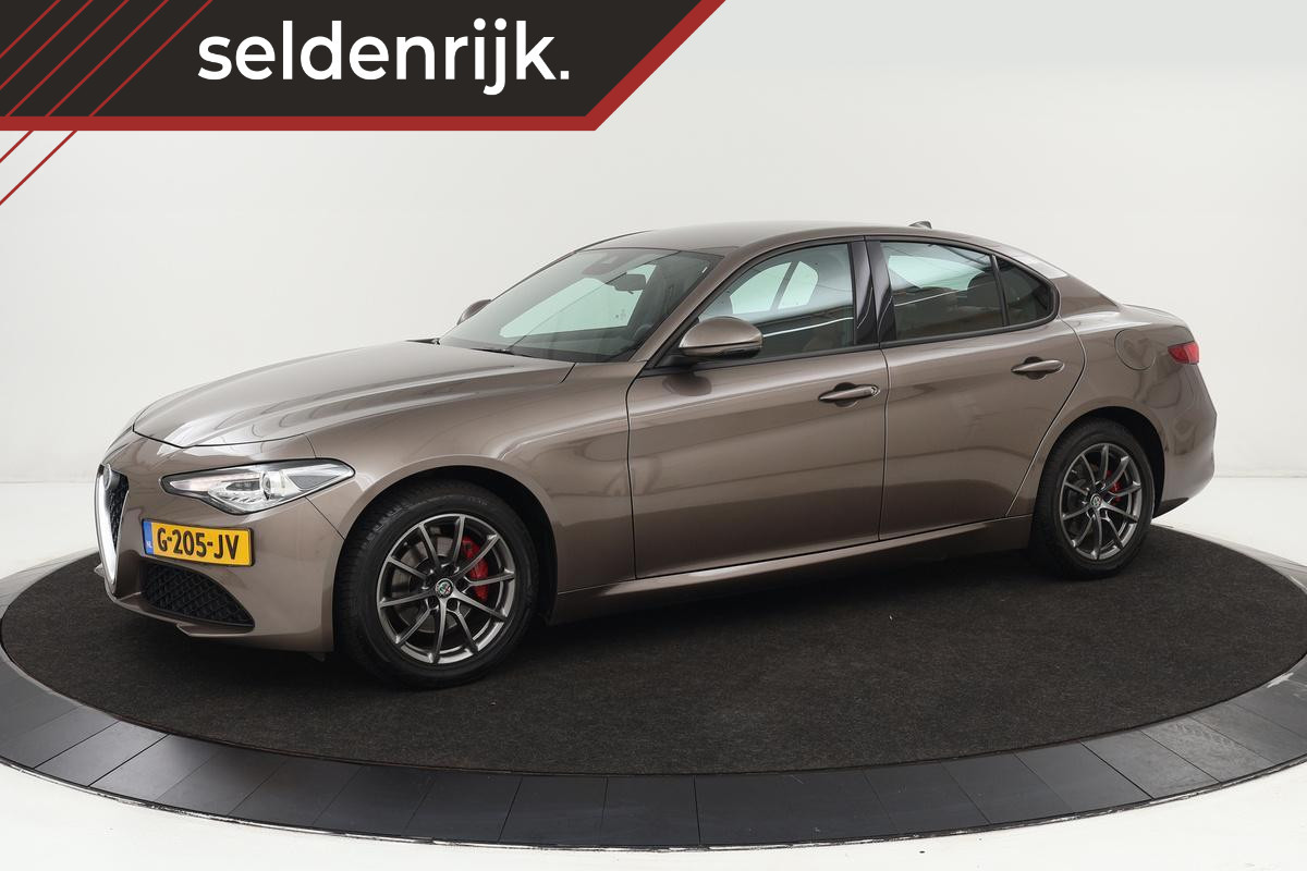 Alfa Romeo Giulia 2.0T Super | Leder | Stoel & stuurverwarming | Xenon | Navigatie | Keyless | Trekhaak | Cruise control | PDC | Climate control | Memory